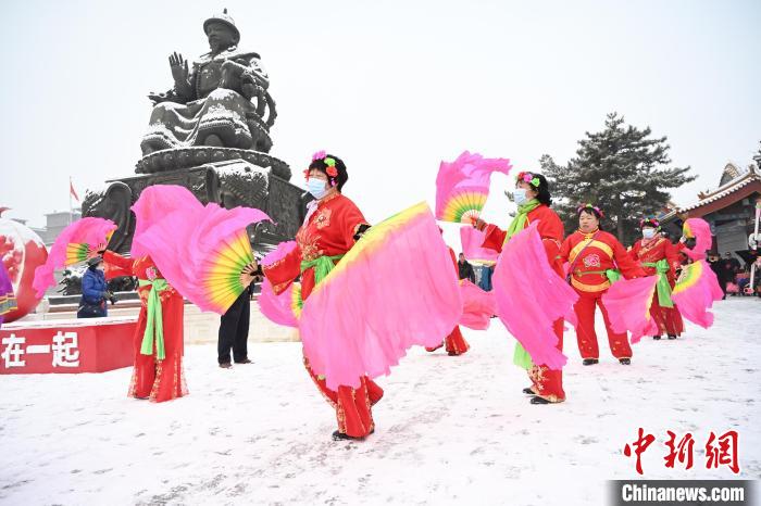 2月13日，秧歌隊(duì)在呼和浩特市大召?gòu)V場(chǎng)雪中起舞?！⑽娜A 攝