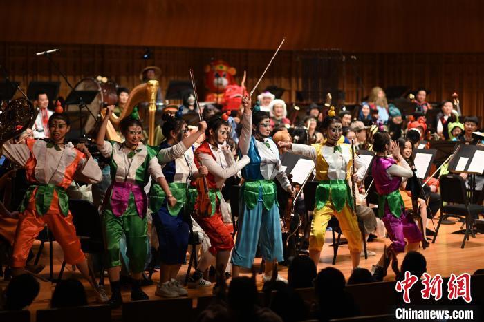 “音樂奇妙夜”西安上演歌者、樂手化身“卡通人”
