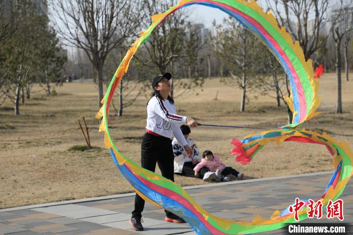 市民在公園里上演彩綢舞?！∴囆?qiáng) 攝