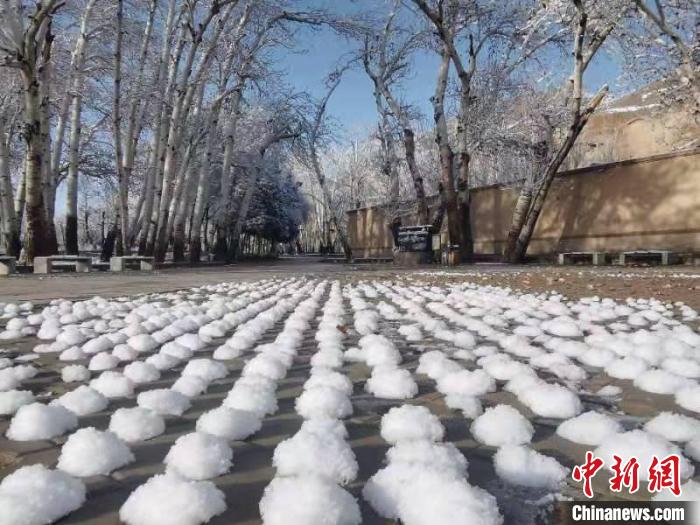 圖為春雪過后的莫高窟美不勝收?！≈鼙笕?攝