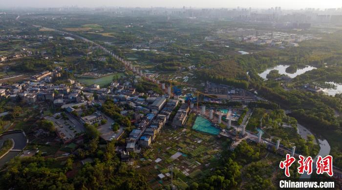 航拍正在建設(shè)中的成都至自貢高速鐵路成都段。　劉忠俊 攝