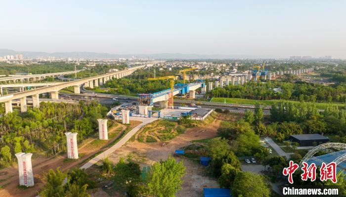 航拍正在建設(shè)的成都至自貢高速鐵路跨成都繞城高速公路連續(xù)梁施工現(xiàn)場。　劉忠俊 攝