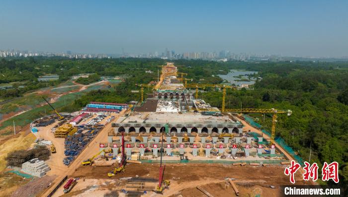 加緊施工建設(shè)的天府站多線橋。　劉忠俊 攝