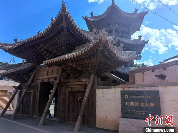 圖為集漢、藏、伊斯蘭風(fēng)格于一體的700年歷史的全國重點保護文物——阿河灘清真寺?！埡ｖ?攝