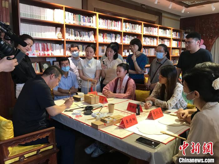 9月14日，“月動(dòng)臨秋扇”中華傳統(tǒng)文化沉浸式體驗(yàn)活動(dòng)在北京紀(jì)曉嵐故居舉辦。 陳建新 攝 陳建新 攝