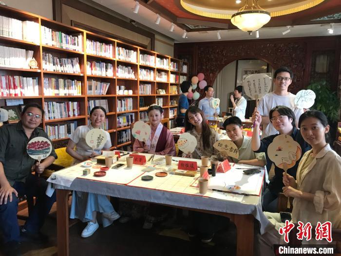 9月14日，“月動(dòng)臨秋扇”中華傳統(tǒng)文化沉浸式體驗(yàn)活動(dòng)在北京紀(jì)曉嵐故居舉辦。陳建新 攝 陳建新 攝