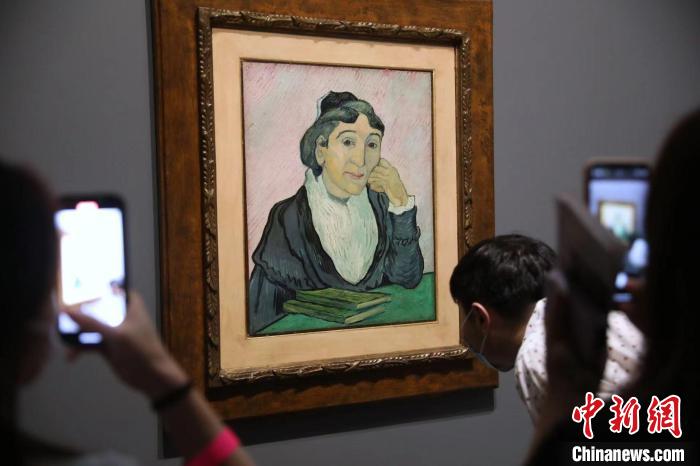 觀眾欣賞梵高畫作《阿爾勒婦女(吉努夫人肖像)》?！埡鄠?攝