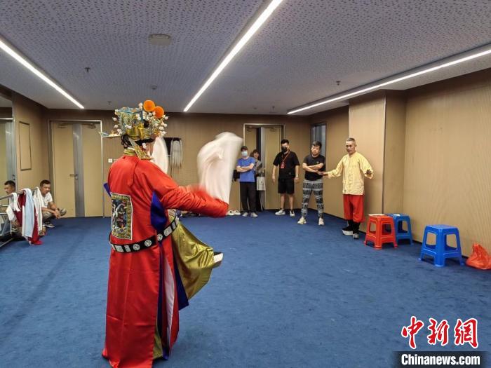 “天下第一團”正在進行練習(xí)?！±ド绞形捏w廣電和旅游局供圖