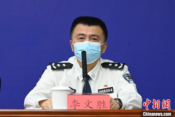 成都市公安局交管局局長(zhǎng)李文勝?！“苍?攝