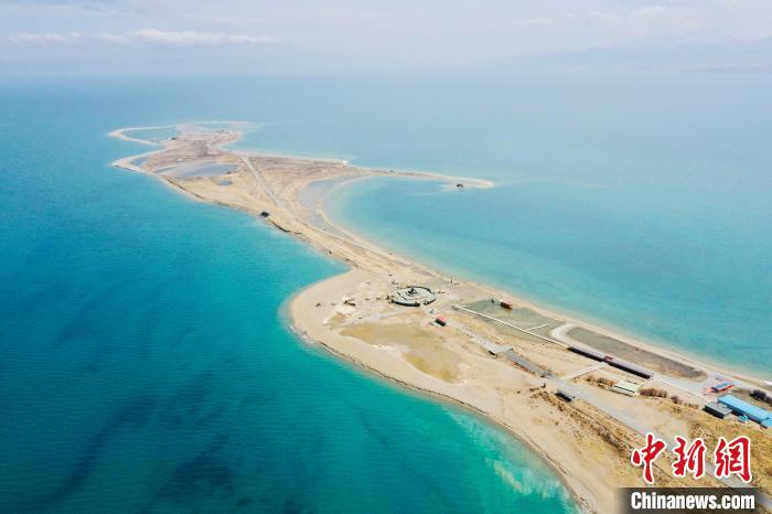 圖為青海湖?！±罱瓕?攝