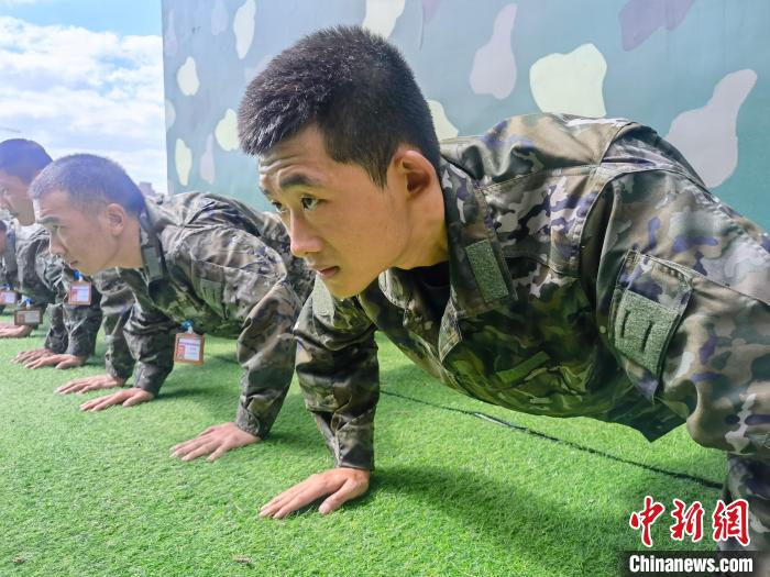 尤云龍正在和戰(zhàn)友進(jìn)行體能訓(xùn)練?！×志杆?攝