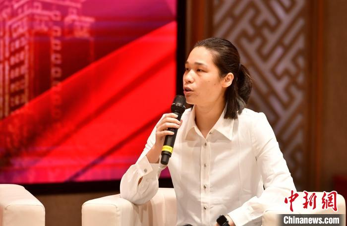 圖為林莉在福建師范大學(xué)分享會(huì)上發(fā)言?！蚊?攝