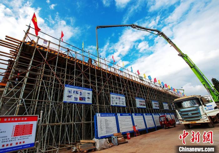 圖為渝昆高鐵云南段境內(nèi)首座大橋連續(xù)梁混凝土澆筑施工現(xiàn)場(chǎng)?！『螀矽i 攝