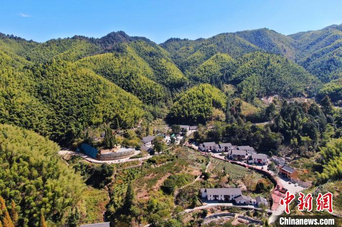 航拍江西井岡山市神山村，青山環(huán)繞，風(fēng)景秀美?！⒘?攝
