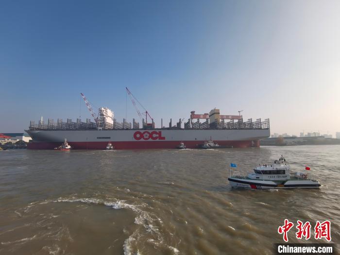海巡艇在現(xiàn)場(chǎng)引導(dǎo)水上交通?！∧贤êＪ戮止﹫D