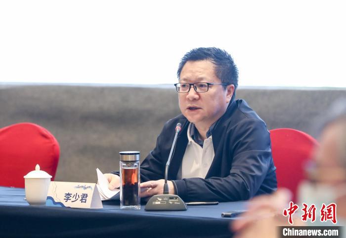 《詩刊》社主編李少君發(fā)言?！∠计挚h融媒體中心 供圖