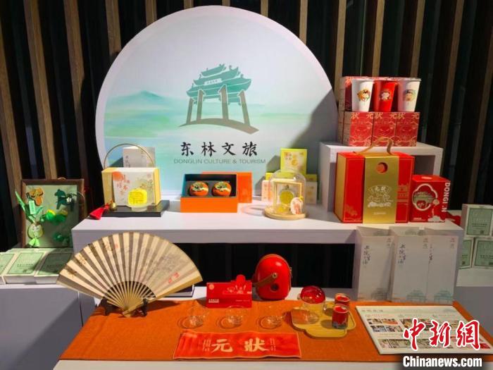 發(fā)展論壇現(xiàn)場展出的無錫城市文創(chuàng)作品?！O權(quán) 攝