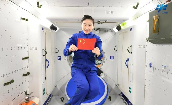 航天員劉洋背后是問天實驗艙睡眠區(qū)。圖片來源：中國載人航天工程辦公室官方微信