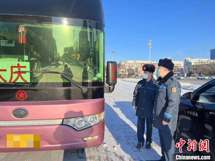 交通執(zhí)法人員檢查客運(yùn)車輛手續(xù)?！『邶埥〗煌ㄟ\(yùn)輸廳供圖