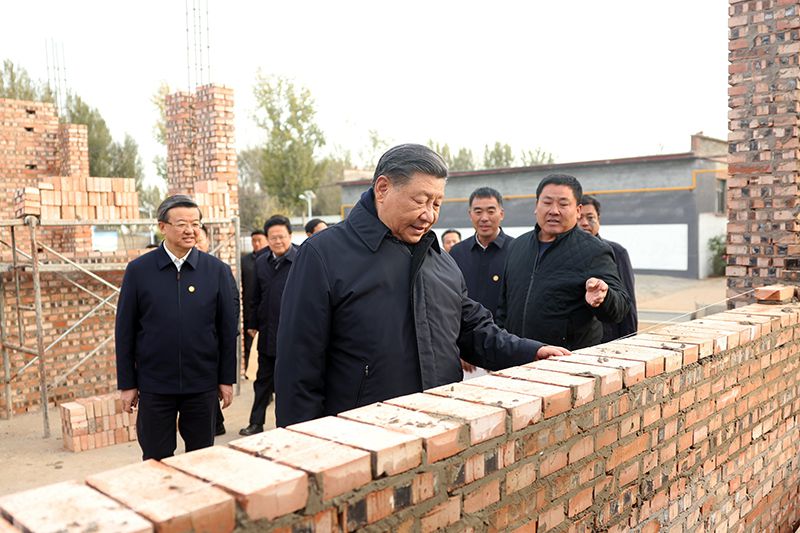 2023年11月10日，習(xí)近平總書記在河北保定涿州市刁窩鎮(zhèn)萬全莊村房屋重建施工現(xiàn)場考察。