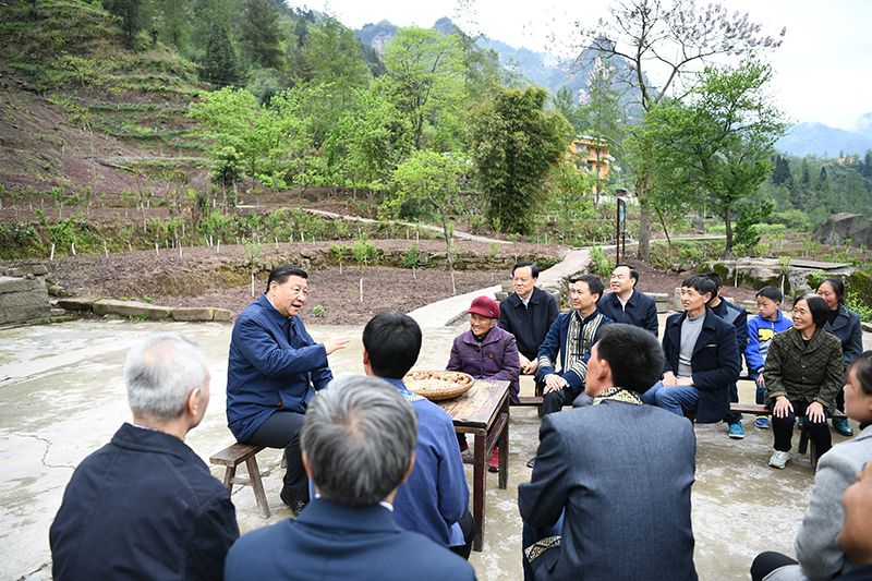 2019年4月15日，習(xí)近平總書記在重慶石柱土家族自治縣中益鄉(xiāng)華溪村同村民代表、基層干部、扶貧干部、鄉(xiāng)村醫(yī)生等圍坐在一起，共話脫貧攻堅(jiān)。