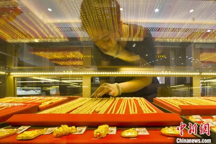山西省太原市，一商場(chǎng)工作人員整理黃金飾品。