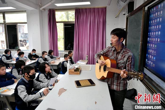 圖為3月16日，張家豪在福建福州延安中學(xué)教學(xué)。 <a target='_blank' href='/'><p  align=