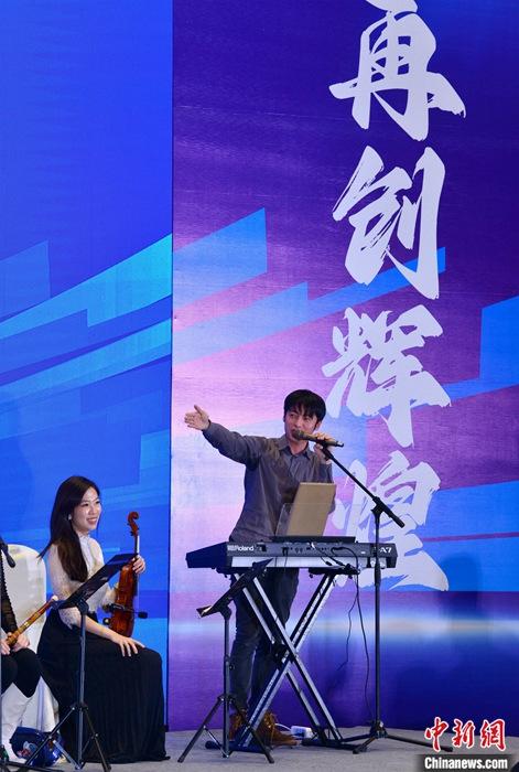 圖為3月9日，福建福州，張家豪(右)與林佳臻在臺(tái)上演出。 <a target='_blank' href='/'><p  align=