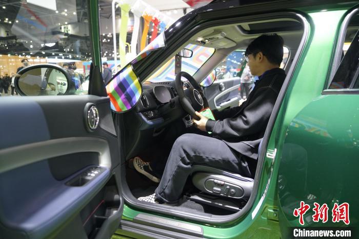 圖為觀眾在展會試駕車輛?！⑿?攝
