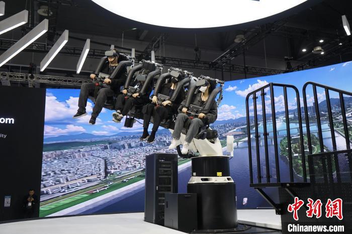 圖為觀眾在展會模擬體驗未來城市空中移動出行方式?！⑿?攝