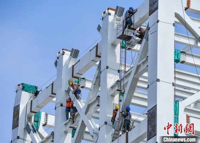 圖為海南商業(yè)航天發(fā)射場1號工位建設現(xiàn)場，工人正緊鑼密鼓施工?！●樤骑w 攝