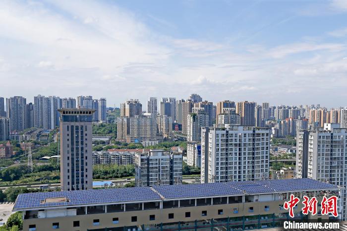 圖為輝騰能源在重慶市九龍坡區(qū)留學生創(chuàng)業(yè)園屋頂建設的光伏發(fā)電示范項目?！∈茉L企業(yè)供圖