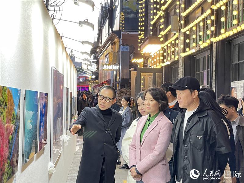 韓國中小風(fēng)險(xiǎn)企業(yè)部長官李永參觀梨泰院街頭藝術(shù)展。實(shí)習(xí)生 許鵬飛攝