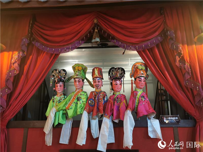 3D公仔戲臺(tái)。人民網(wǎng)記者 符園園攝