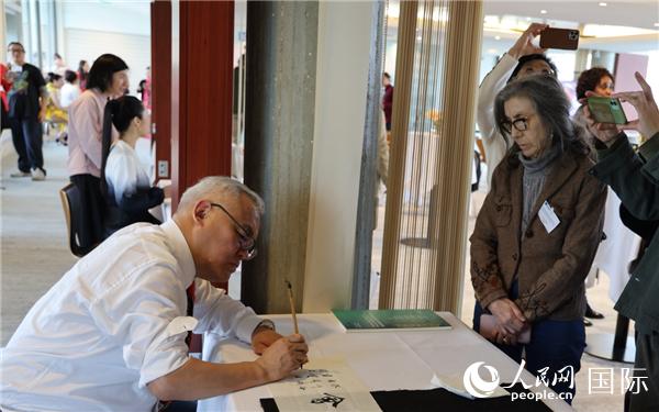 “聯(lián)合國中文日”慶?；顒由线M(jìn)行了書法等中國文化展示。人民網(wǎng)記者 尚凱元攝