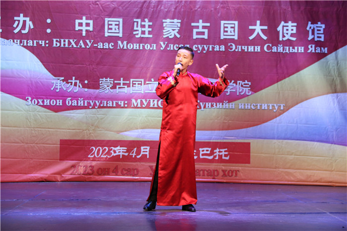 一等獎(jiǎng)選手賀希格中學(xué)的包勒爾德表演貫口《玲瓏塔》。蒙古國立大學(xué)孔子學(xué)院供圖