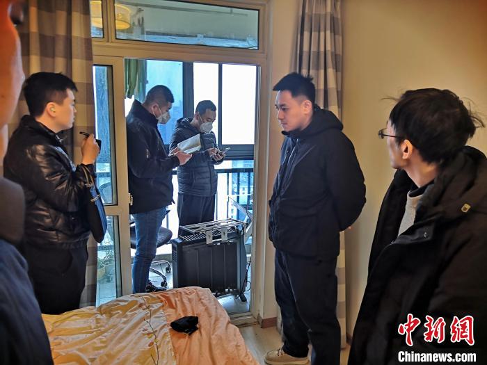 丹東市公安局民警抓捕犯罪嫌疑人，在其家中進(jìn)行搜查。　丹東市公安局供圖