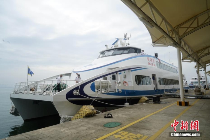 5月3日，“新捷安”輪載著157名乘客從廈門啟航前往金門，這是“新捷安”輪入列廈金航線后的首個(gè)航班。廈門海事局執(zhí)法人員對(duì)船舶進(jìn)行了全面的開航前檢查，確保首航安全?！靶陆莅病陛喛傞L43米、船寬10.5米、型深3.61米，載客量350人，是現(xiàn)有廈金客運(yùn)航線參營客船中載客定額最大的雙體穿浪高速客船，用以替換原有的“捷安”輪。福建海事 供圖