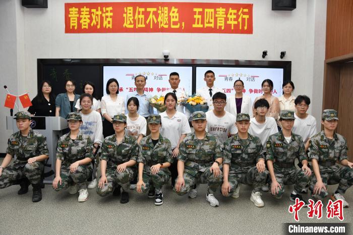 受邀功臣同師生代表合影。　漳州市退役軍人事務(wù)局供圖