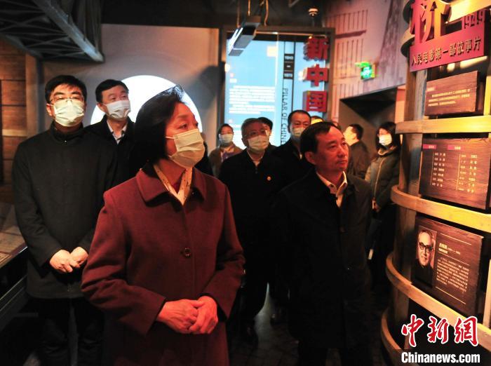 臺盟中央主席蘇輝近日率調(diào)研組赴吉林開展重點考察調(diào)研。圖為在長影舊址博物館考察吉林特色文化產(chǎn)業(yè)發(fā)展?！「啐埌?攝