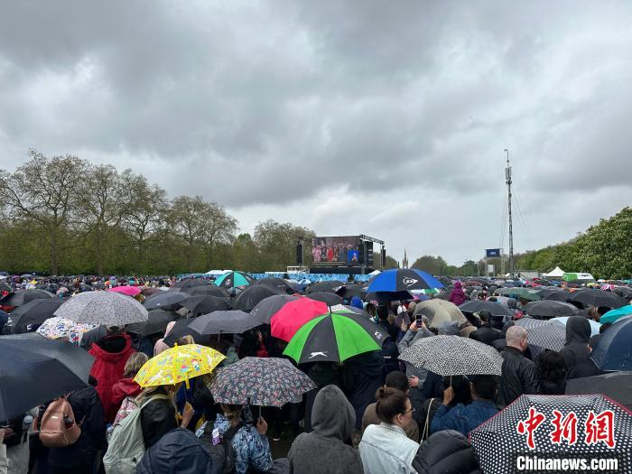 當(dāng)?shù)貢r(shí)間5月6日，英國(guó)國(guó)王查爾斯三世的加冕儀式舉行。民眾雨中觀看儀式?！W陽(yáng)開(kāi)宇 攝
