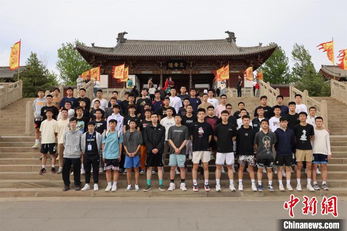 比賽結(jié)束后，兩岸學(xué)生參訪高平炎帝陵?！≈鬓k方供圖
