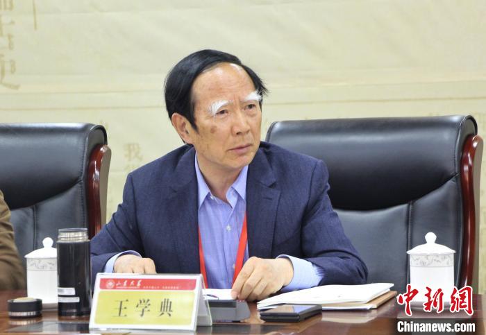 山東大學(xué)儒學(xué)高等研究院執(zhí)行院長(zhǎng)、《文史哲》雜志主編王學(xué)典主持首場(chǎng)主題發(fā)言。　趙曉 攝