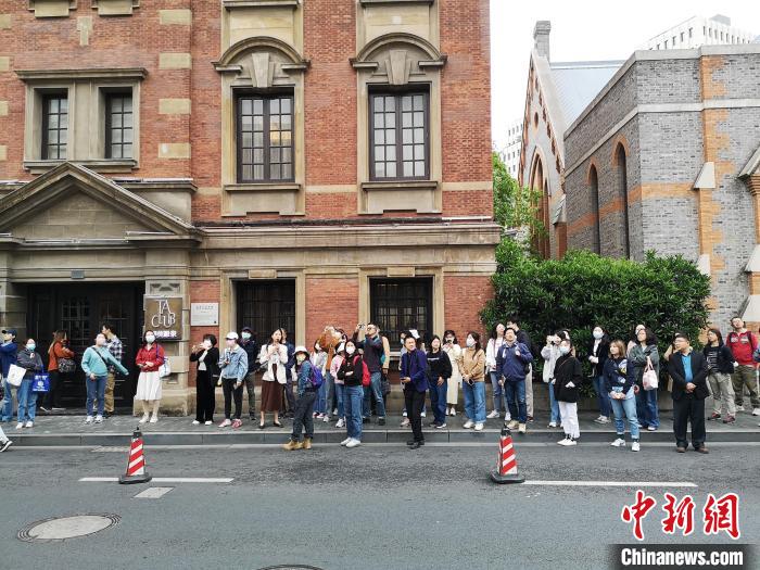 新階層人士走讀“外灘源”?！》队畋?攝
