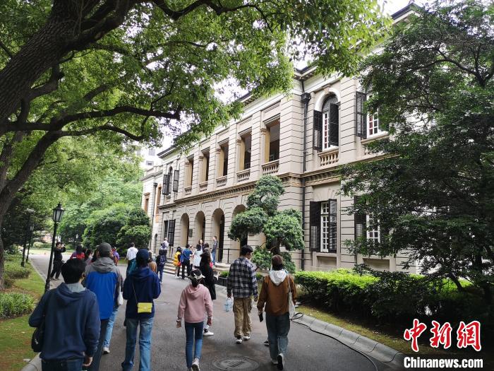 新階層人士參觀英國駐滬領(lǐng)事館。　范宇斌 攝