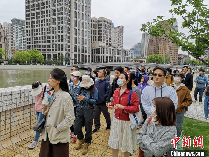 新階層人士走讀黃浦蘇州河沿岸?！》队畋?攝
