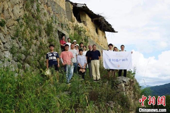 杜曉帆與該中心教師團(tuán)隊(duì)調(diào)研足跡遍布全中國各省市800多個(gè)城鄉(xiāng)聚落、文化景觀等?！?fù)旦大學(xué)國土與文化資源研究中心供圖