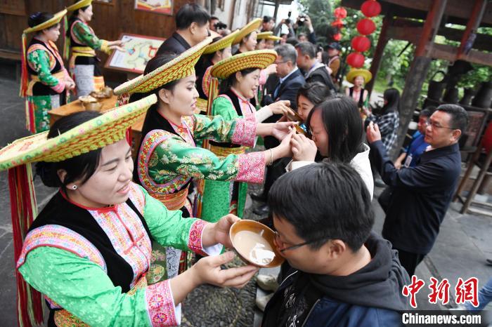 楓香瑤寨村民用攔門酒熱情迎接客人?！钊A峰 攝