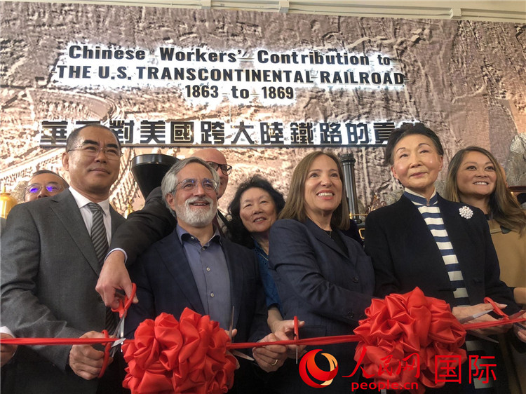 圖為（從右到左）方李邦琴、加州副州長康依蓮、舊金山市議長佩斯金、中國駐舊金山副總領(lǐng)事潘慶江在剪彩。人民網(wǎng)記者 鄧圩攝
