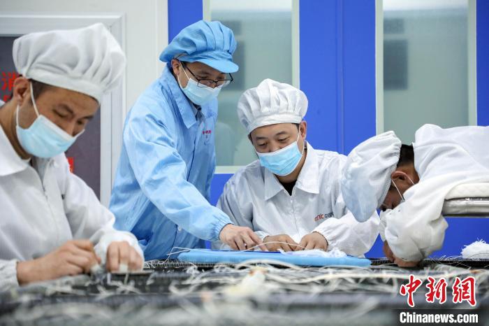 中國電科研究人員開展半剛性太陽電池陣相關(guān)研究測試?！≈袊娍?供圖